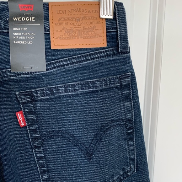 Levi’s wedgie fit premium high rise jean in black and blue wash - Picture 11 of 12